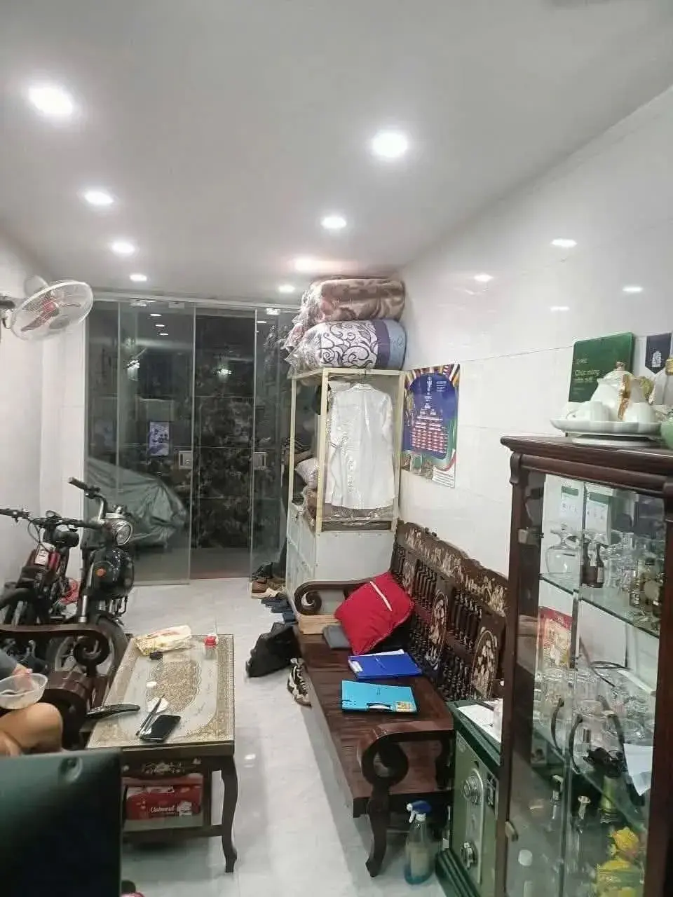 Mặt tiền 6m – 5 tầng  Cách mặt phố Cửa Bắc 20m–trục ngoại giao – hành chính Ba Đình.  Nhà phong cách Pháp sang trọng:2 mặt thoáng – ô chờ thang máy – nở hậu